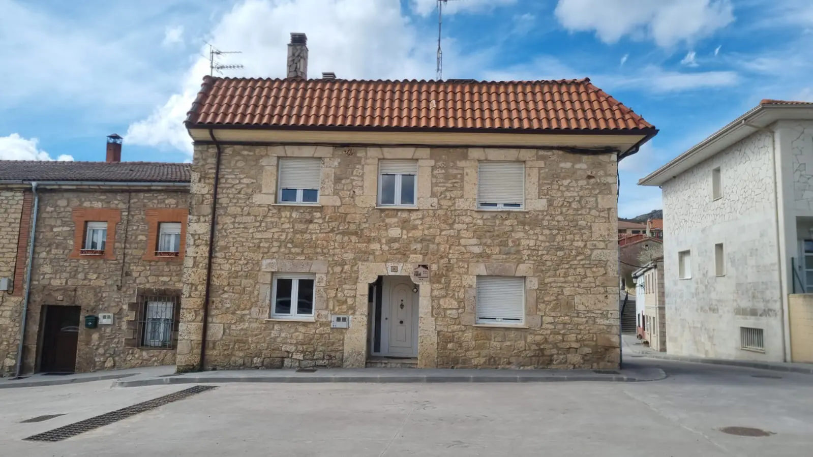 Fachada de piedra de la casa rural Soles de Montorio, en la plaza del pueblo